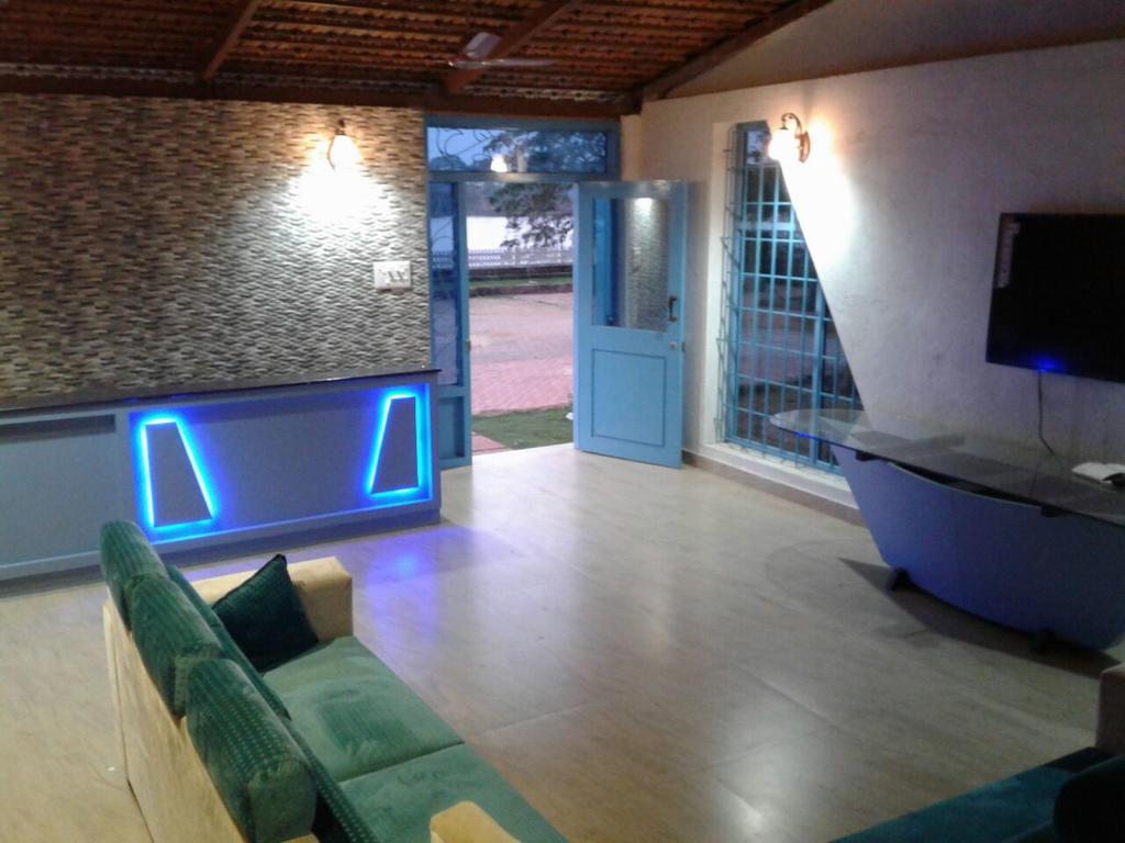 Nisarga Nirvana River House 门格洛尔 外观 照片